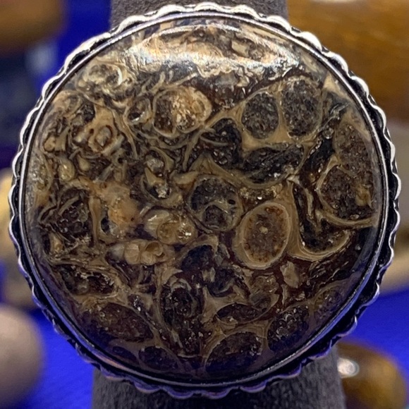 Comfort Curl Adjustable Large Round Turritella Ring! GLOWS UNDER BLACKLIGHT! - Picture 12 of 16